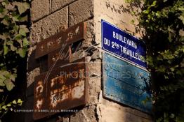 Image du Maroc Professionnelle de  La dimension la plus satisfaisante est la qualité globale de l'accueil du visiteur ou du résident aux lieus qui font partie du patrimoine historique de la Médina de Casablanca. A l’exemple ci-contre de la nouvelle plaque de signalisation de la rue El Afia rouillé et de très mauvaise qualité installé récemment non loin d’une plaque centenaire, posée en 1920, est encore intacte, neuve ! Les communes doivent se mobiliser pour améliorer le niveau de qualité et non le contraire, la recherche du profit de la corruption et le non contrôle par le citoyen des budgets communaux, ouvre la grande porte aux abus dans tous les domaines. Offrez nous une meilleure qualité de travail ici dans nos rues en utilisant des matériaux nobles aux multiples qualité, Vendredi 10 juillet 2009. (Photo / Abdeljalil Bounhar) 